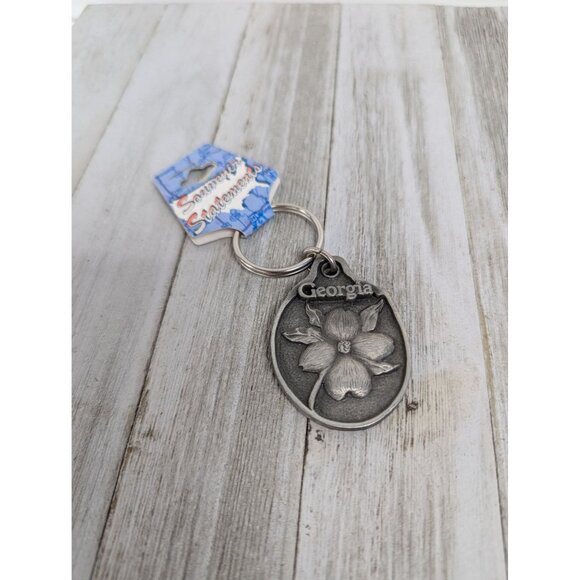 Georgia Dogwood Souvenir Keychain With Engraved Flower Design & State Name - Picture 1 of 3